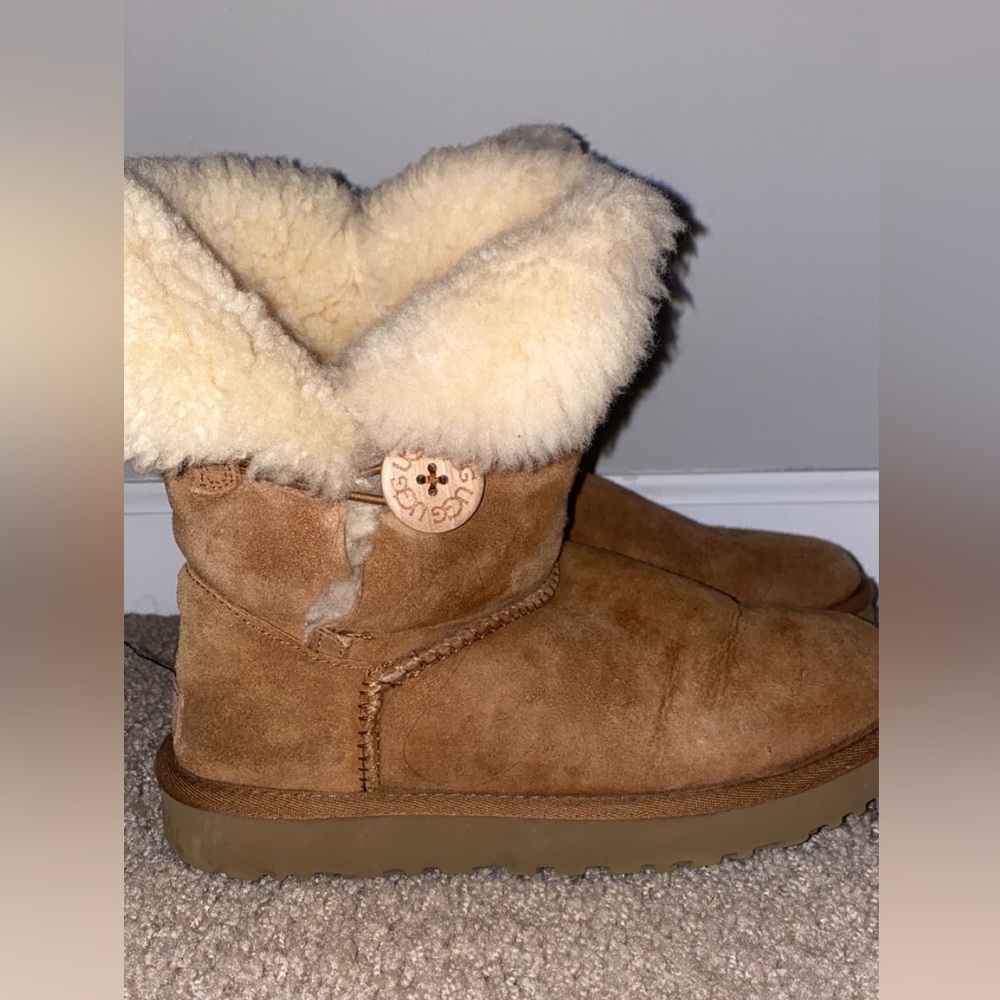 Chestnut Bailey Button UGGS